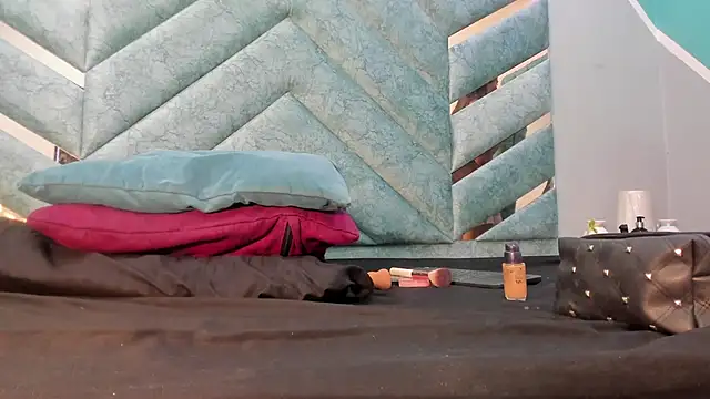 Snapshot of AngelineJolie chatting on 9, 10, 2025 AngelineJolie online show from 9, 10, 2025