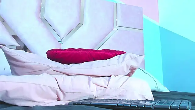 Snapshot of AngelineJolie chatting on 5, 3, 2026 AngelineJolie online show from 5, 3, 2026