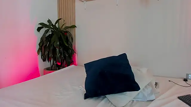 Cristalfoxy  online show from 5, 11, 2025