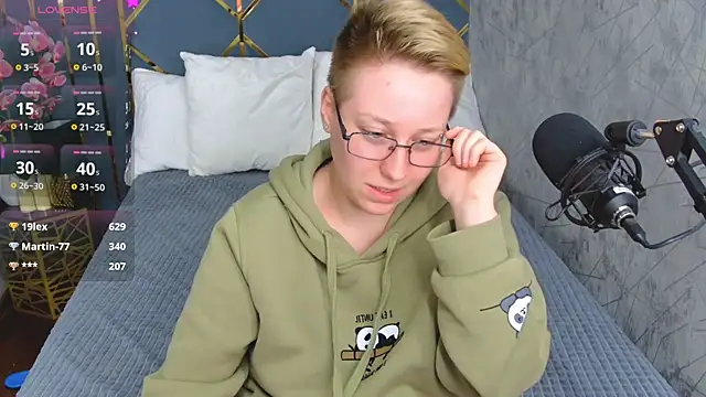 Snapshot of AlexandraGreen chatting on 6, 10, 2025 AlexandraGreen online show from 6, 10, 2025