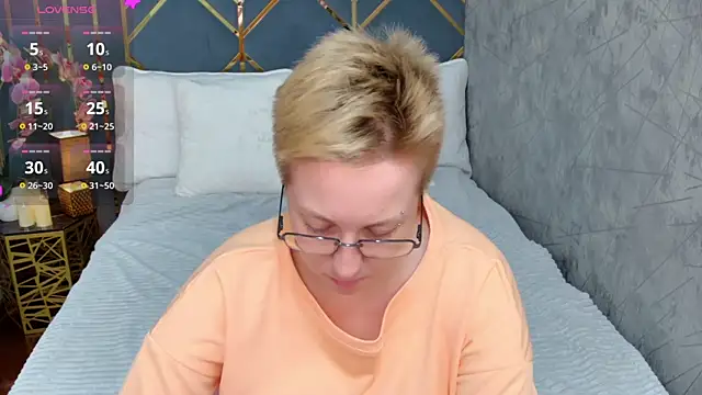 Snapshot of AlexandraGreen chatting on 12, 10, 2025 AlexandraGreen online show from 12, 10, 2025