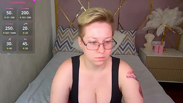 Snapshot of AlexandraGreen chatting on 19, 10, 2025 AlexandraGreen online show from 19, 10, 2025