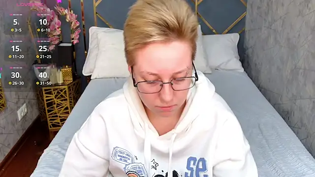 Snapshot of AlexandraGreen chatting on 21, 10, 2025 AlexandraGreen online show from 21, 10, 2025