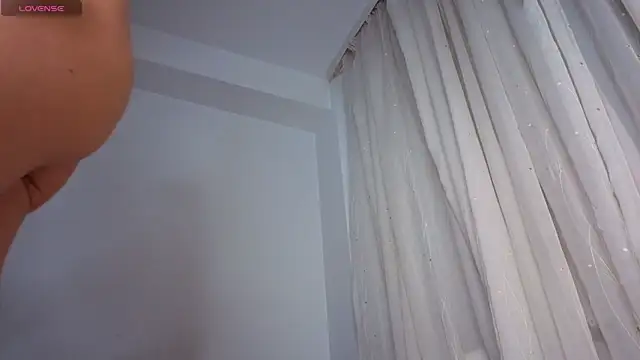 Snapshot of SkinnyMode chatting on 14, 10, 2025 SkinnyMode online show from 14, 10, 2025