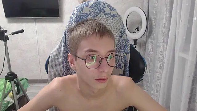 glasses cat online show from 2, 3, 2026