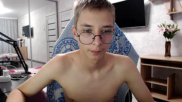 glasses cat online show from 10, 5, 2026