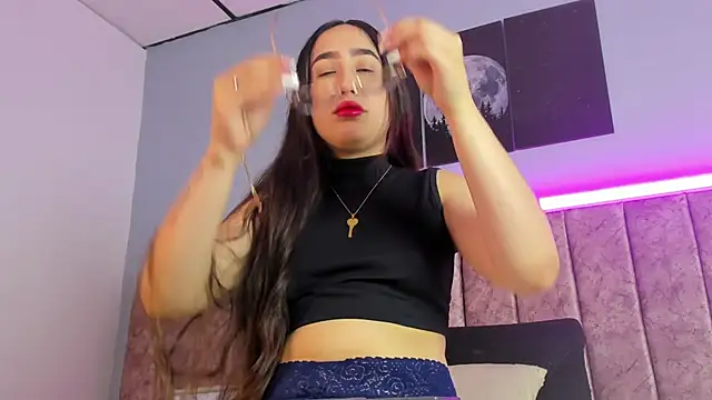 Niicolle Evanss online show from 30, 11, 2025