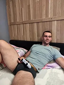 Snapshot of BrokenToPieces chatting on 8, 9, 2025 BrokenToPieces online show from 8, 9, 2025