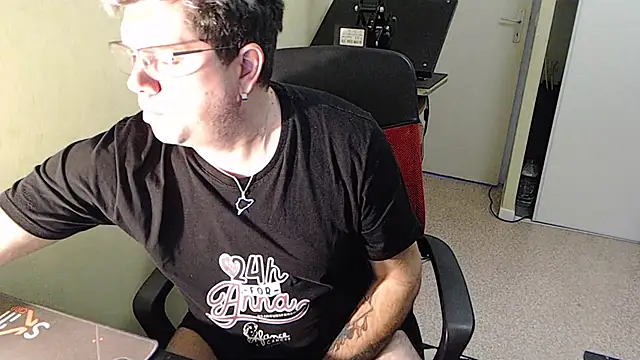 Snapshot of blueandwhite1 chatting on 18, 12, 2024 blueandwhite1 online show from 18, 12, 2024