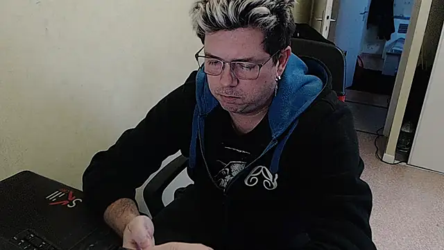 Snapshot of blueandwhite1 chatting on 31, 12, 2024 blueandwhite1 online show from 31, 12, 2024