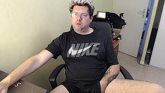 Snapshot of blueandwhite1 chatting on 11, 1, 2025 blueandwhite1 online show from 11, 1, 2025