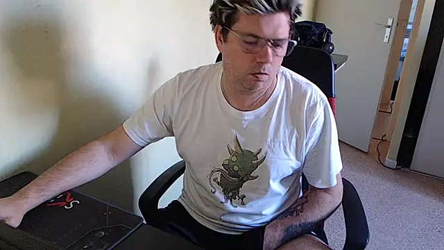 Snapshot of blueandwhite1 chatting on 15, 1, 2025 blueandwhite1 online show from 15, 1, 2025