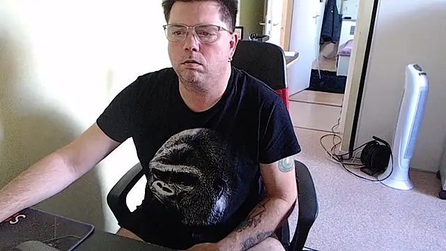 Snapshot of blueandwhite1 chatting on 15, 10, 2025 blueandwhite1 online show from 15, 10, 2025