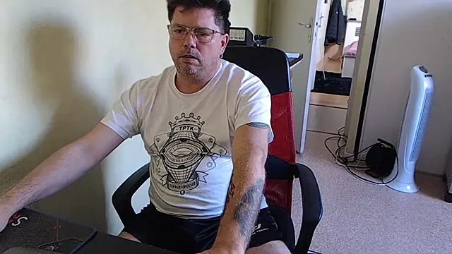 Snapshot of blueandwhite1 chatting on 18, 10, 2025 blueandwhite1 online show from 18, 10, 2025