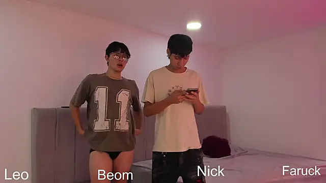 Handsomeboyss19 online show from 12, 9, 2025