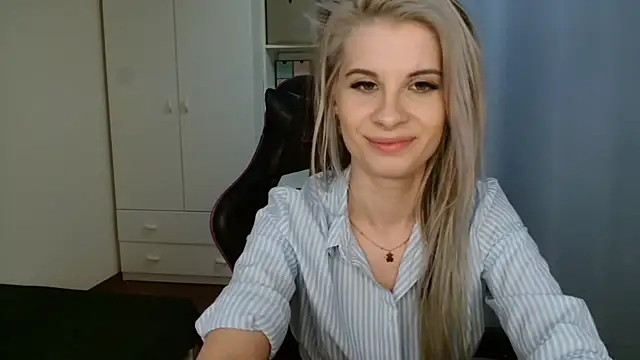 Snapshot of KristineGlow chatting on 27, 5, 2026 KristineGlow online show from 27, 5, 2026