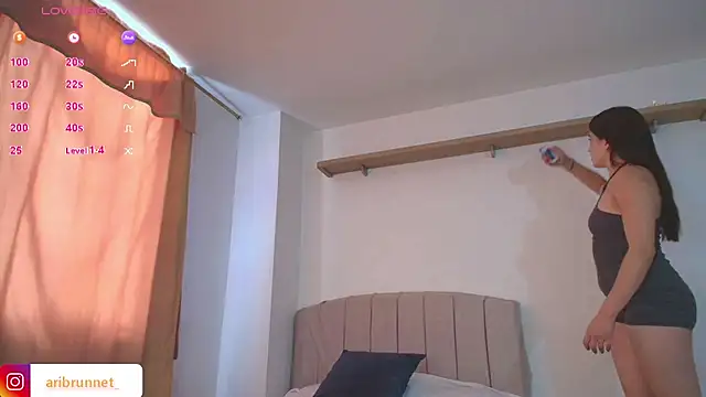 BrunnetAri  online show from 1, 11, 2025