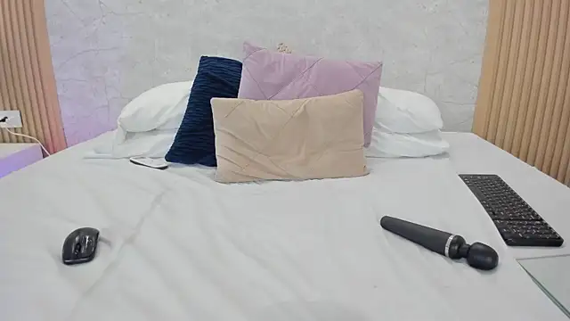 NaomyCollins   online show from 28, 7, 2026