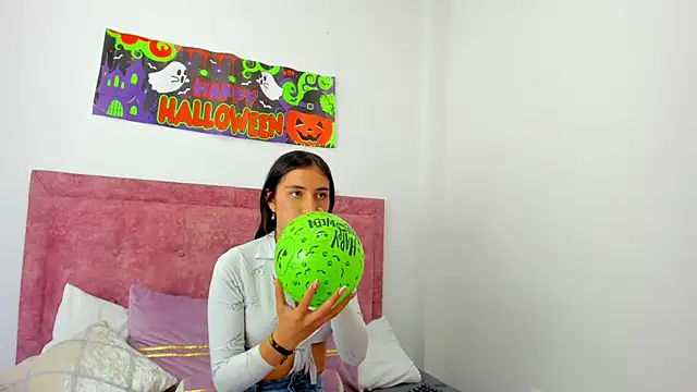 Vaiolet Miller online show from 4, 10, 2025