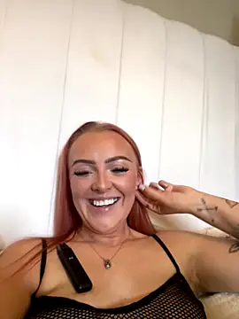 Snapshot of RedHeadRoxyUK chatting on 24, 10, 2025 RedHeadRoxyUK online show from 24, 10, 2025