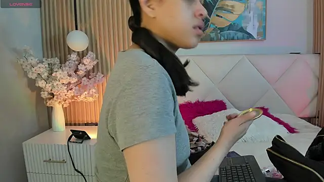 Mila Hank  online show from 25, 4, 2026