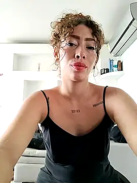 Snapshot of roxyrougee chatting on 20, 11, 2025 roxyrougee online show from 20, 11, 2025