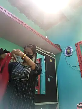 Snapshot of posewith chatting on 13, 10, 2025 posewith online show from 13, 10, 2025