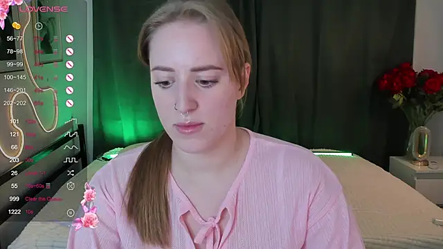 Snapshot of Alice_Cire chatting on 5, 12, 2025 Alice Cire online show from 5, 12, 2025