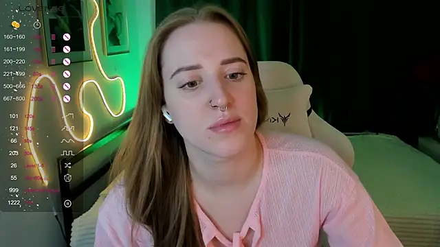 Snapshot of Alice_Cire chatting on 18, 12, 2025 Alice Cire online show from 18, 12, 2025