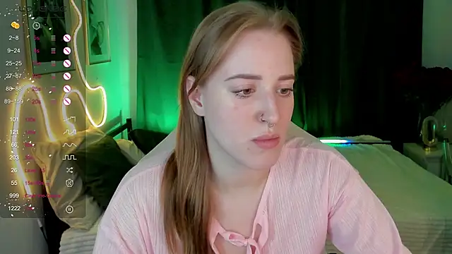 Snapshot of Alice_Cire chatting on 19, 12, 2025 Alice Cire online show from 19, 12, 2025