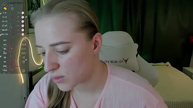 Snapshot of Alice_Cire chatting on 20, 12, 2025 Alice Cire online show from 20, 12, 2025