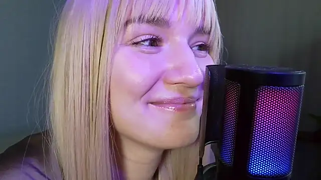 Snapshot of LunaXLoverx chatting on 8, 10, 2025 LunaXLoverx online show from 8, 10, 2025