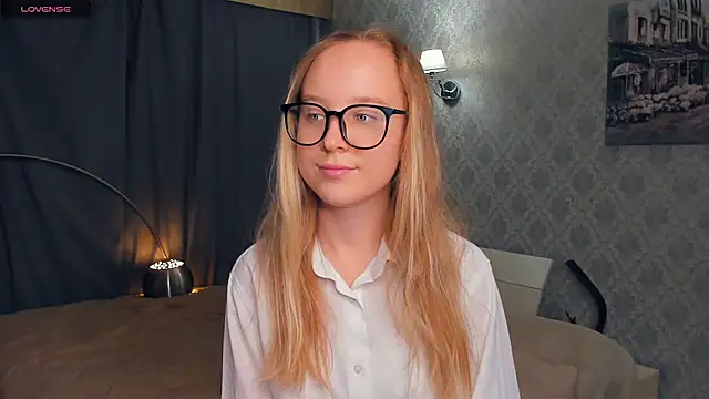 Snapshot of SoonMoor chatting on 27, 10, 2025 SoonMoor online show from 27, 10, 2025