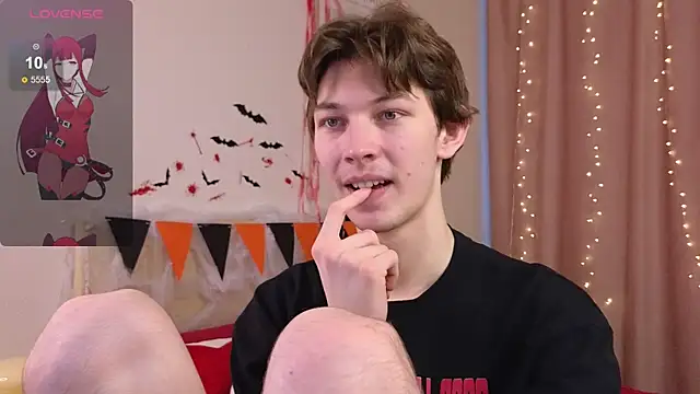 Snapshot of _Den1s_ chatting on 29, 10, 2025 Den1s online show from 29, 10, 2025