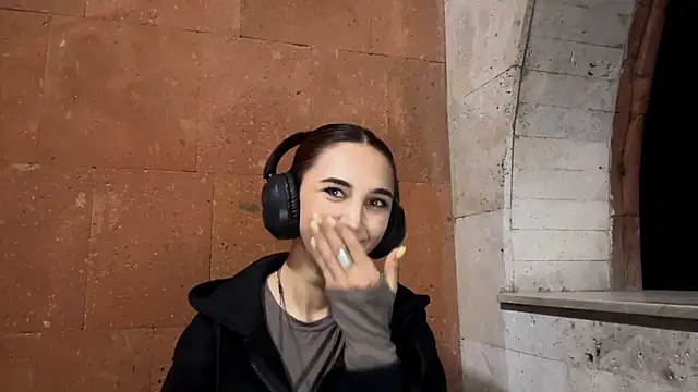 Snapshot of LinaMour chatting on 11, 9, 2025 LinaMour online show from 11, 9, 2025