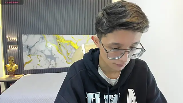 SantiagoRusso18 online show from 15, 9, 2025