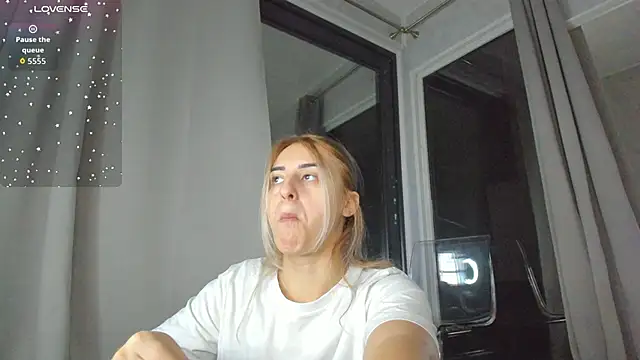 Ella Vee online show from 10, 10, 2025