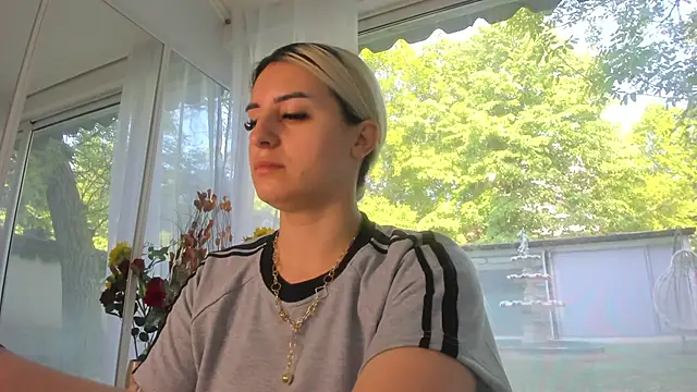 Ella Vee online show from 6, 5, 2026