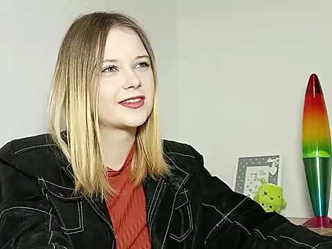 LydiaYoung online show from 9, 10, 2025