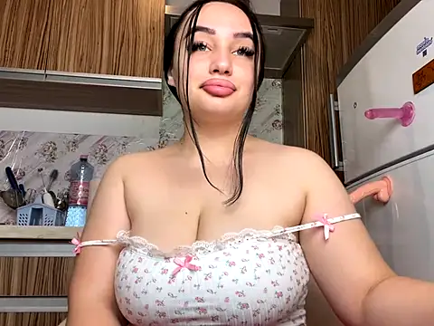 Snapshot of curvybombb chatting on 5, 10, 2025 curvybombb online show from 5, 10, 2025