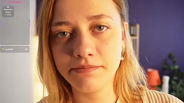 HollieCollelo online show from 13, 9, 2025