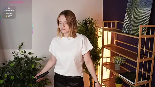 HollieCollelo online show from 17, 9, 2025