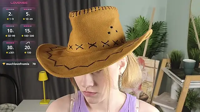 HollieCollelo online show from 21, 12, 2025