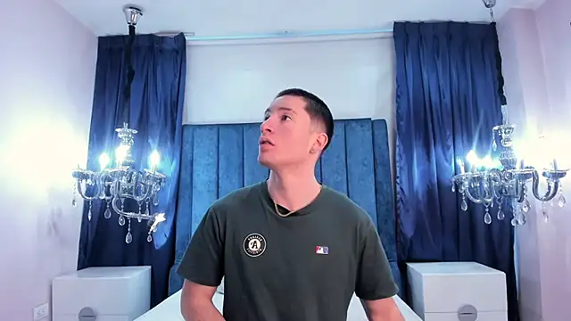 Snapshot of HunterHeat_ chatting on 8, 11, 2025 HunterHeat online show from 8, 11, 2025