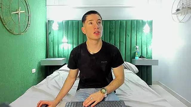 Snapshot of HunterHeat_ chatting on 15, 11, 2025 HunterHeat online show from 15, 11, 2025