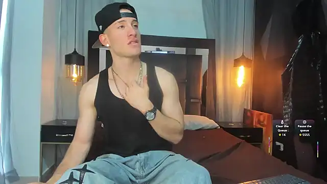 Snapshot of HunterHeat_ chatting on 13, 12, 2025 HunterHeat online show from 13, 12, 2025