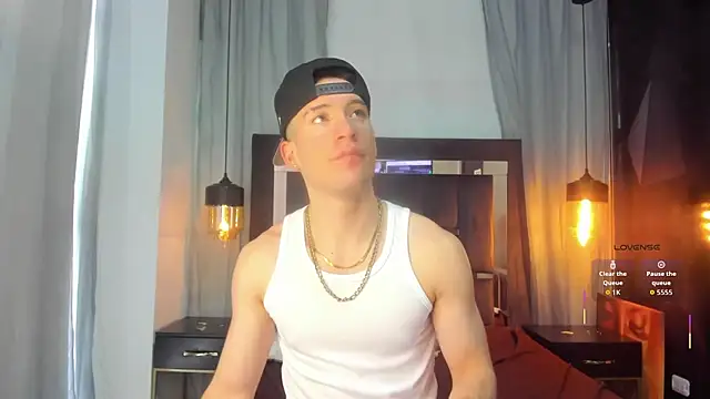 Snapshot of HunterHeat_ chatting on 14, 12, 2025 HunterHeat online show from 14, 12, 2025