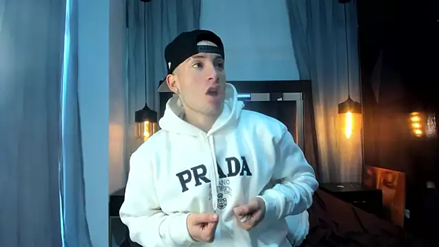 Snapshot of HunterHeat_ chatting on 18, 12, 2025 HunterHeat online show from 18, 12, 2025