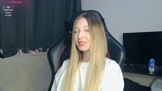 Snapshot of BabbbyFoxxx chatting on 27, 10, 2025 BabbbyFoxxx online show from 27, 10, 2025