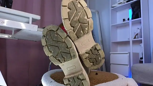 Snapshot of CruelSiren chatting on 22, 12, 2025 CruelSiren online show from 22, 12, 2025